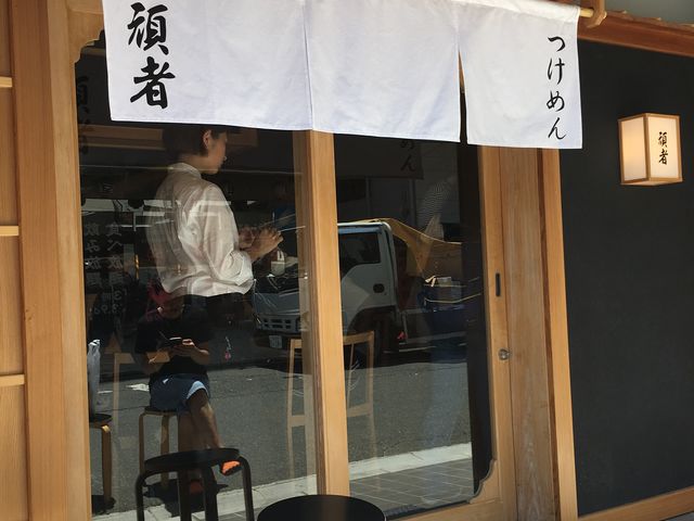 外には、椅子もありました_ラーメンひかり