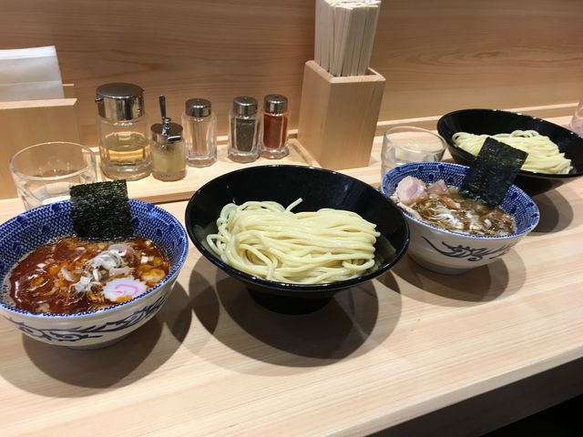 左は、辛口です_ラーメンひかり