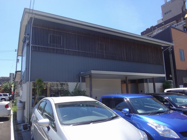 12時前、すでに店の前の駐車場は満車でした。_福杜