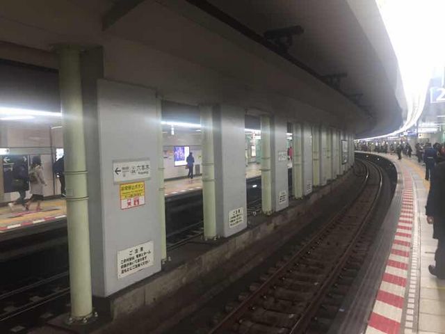 ホームです。_東京メトロ日比谷線六本木駅