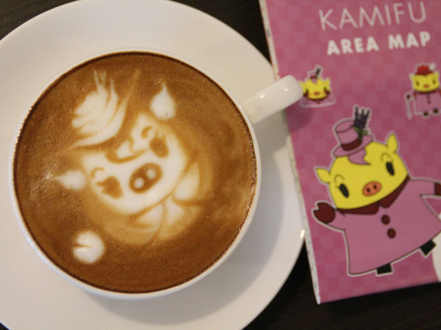 パンフレットとカフェラテ_フラノカフェ (Furano Cafe)