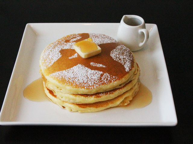 ふらの牛乳を使ったクラシックパンケーキ_フラノカフェ (Furano Cafe)
