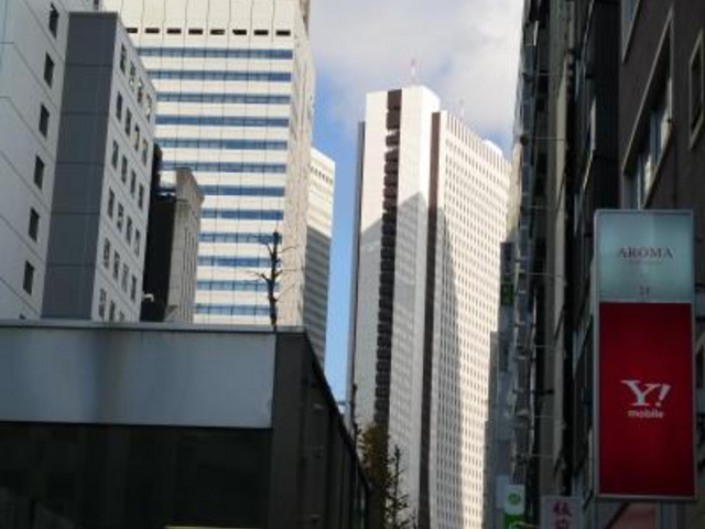 ビルの合間から見える美しい姿_損保ジャパン本社ビル((旧安田火災ビル)