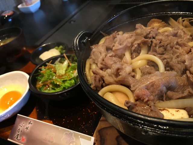 何故か最初からうどんが混ざってる。お肉と一緒にうどんも箸でつまんでしまうため、取りづらい。_和牛厨 ふか尾