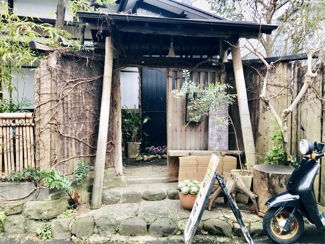 【手ぬぐいカフェ 一花屋】古民家カフェ好きにはそそられる入り口です_手ぬぐいカフェ 一花屋