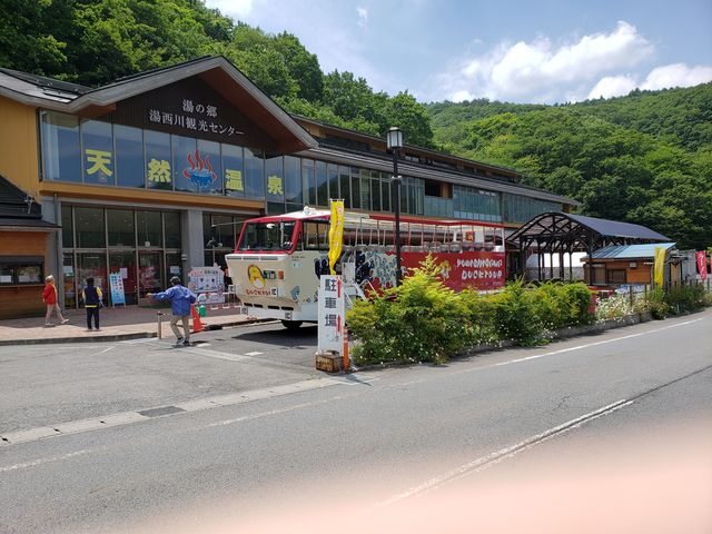 ダックツアーの水陸両用車が、停車中。_道の駅 湯西川