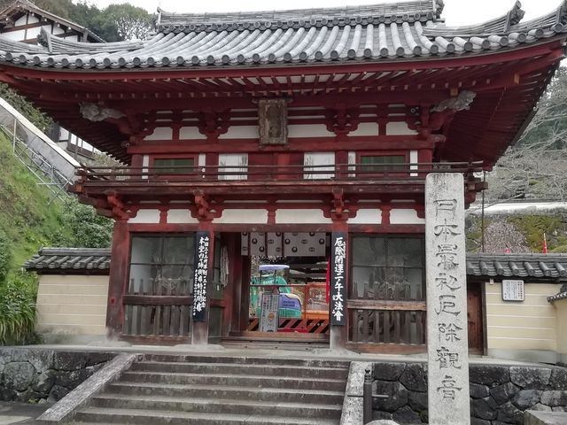 朱鮮やかな仁王門です_岡寺仁王門