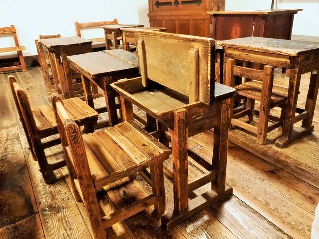 机とイス_旧開智学校校舎