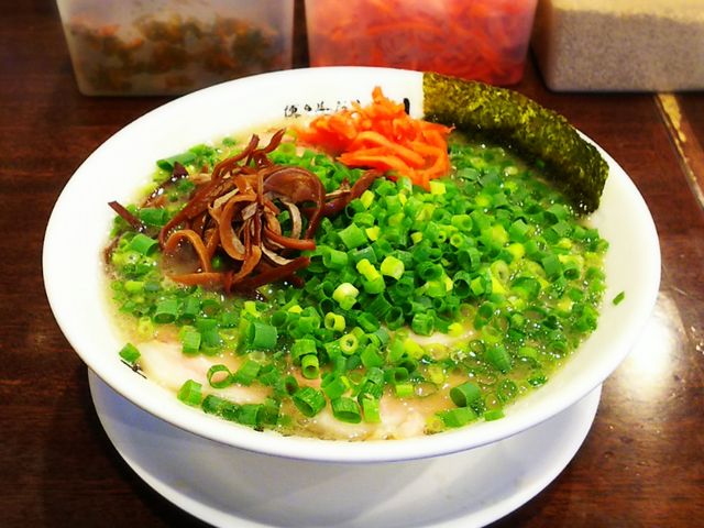 小ネギがたくさん、ねぎちゃーしゅーめん。Japanese tonkotsu ramen._博多長浜らーめん いっき