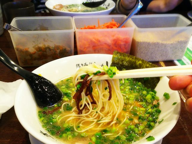 豚骨ラーメンのストレート細麺の麺持ち上げ(麺リフト)_博多長浜らーめん いっき