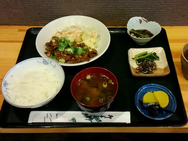 8月1日の日替わり定食:豚バラ炒め_こけこっこ 本舗