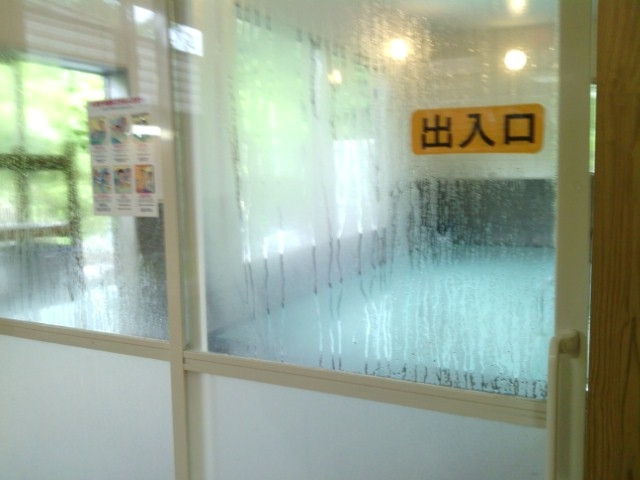 脱衣室から見た内湯(左手に露天への入口があります)_平山温泉 元湯