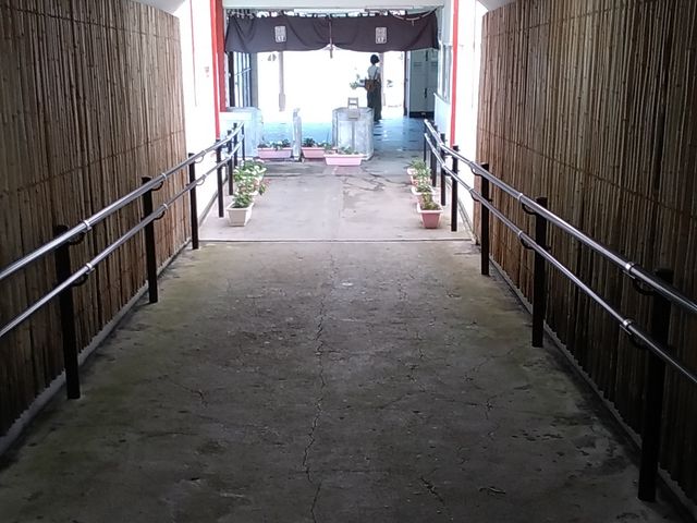 改札とホームを結ぶ連絡通路です。涼しくて暑さが和らぎました。_霧島神宮駅