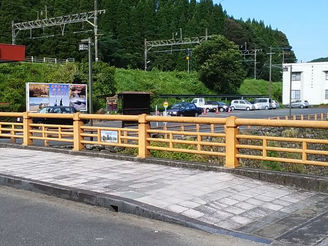 駅舎より上に線路があります。_霧島神宮駅