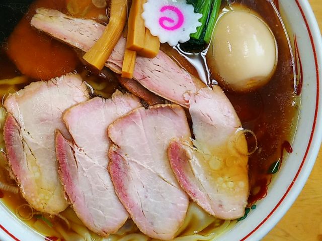 チャーシューたんさん、人気の焼豚ワンタン麺。Japanese chasyumen._とら食堂 松戸分店