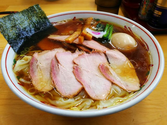 見た目も美しい焼豚ワンタン麺味玉入り。Japanese Chasyumen. ramen._とら食堂 松戸分店