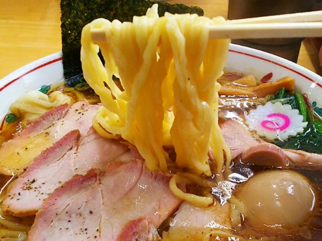 お約束の麺リフト。白河ラーメンならではの手打ちツルツル麺。_とら食堂 松戸分店
