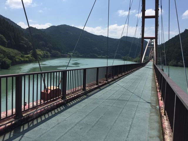 この道の駅から渡れる夢の架け橋。絶景です。_花桃の里