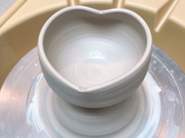 ハート形の小鉢作成中です_陶芸教室 帰山窯