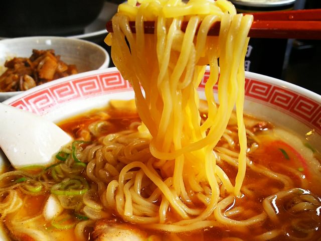中華そばの麺持ち上げ(麺リフト)_昭和29年創業の味・中華そば「幸楽苑」足立一ツ家店