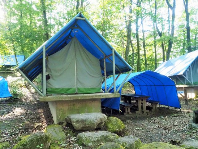 常設テントは5人用10人用(各10棟)横に釜場・テーブルが有ります_駒ヶ根キャンプセンター
