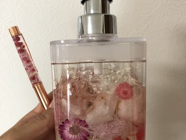 ピンクゴールドのボールペンと液タイプのディスペンサー_浮遊花〜fuyuuka〜
