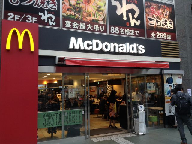 店頭_マクドナルド三田駅前店