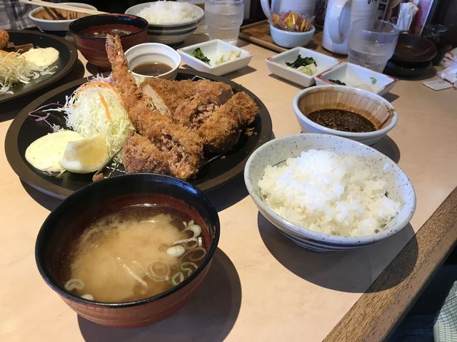 この定食は、色々な種類が入ってます。_とんとん亭駅西店