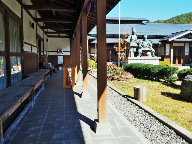 木曽義仲の資料館 ベンチ_義仲館