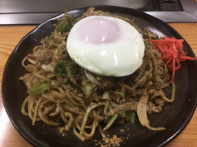 いか肉玉焼きそば:目玉焼は黄身の焼き加減が絶妙でした_むめさん