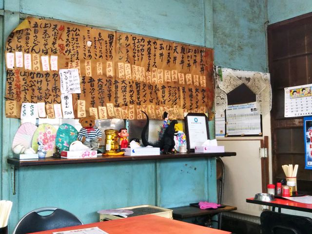 とにかくメニューが豊富。
メニューの剥がれ感がいい。_黒恵屋食堂