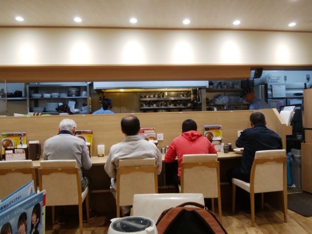 店内はカウンターもあります。_カレーハウスCoCo壱番屋豊洲センタービル店