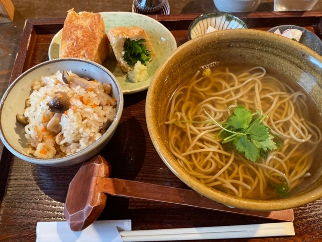 左上のお皿が、揚げたて?のお揚げです。もう一回食べたいなー_そば処 風庵