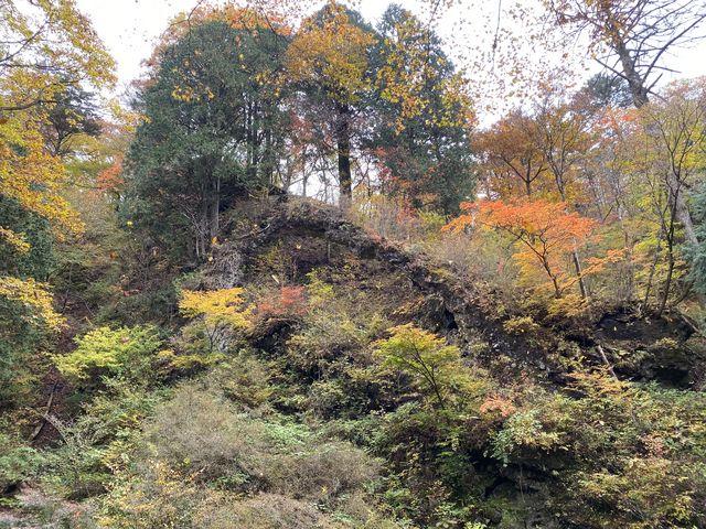 紅葉と鞍掛岩_榛名神社の奇岩