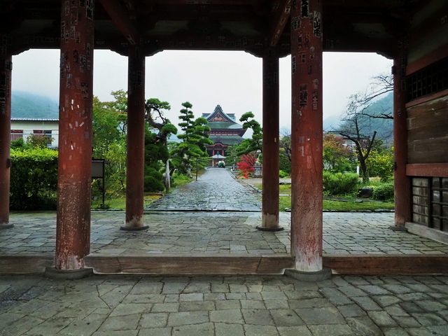 山門からの本堂_甲斐善光寺