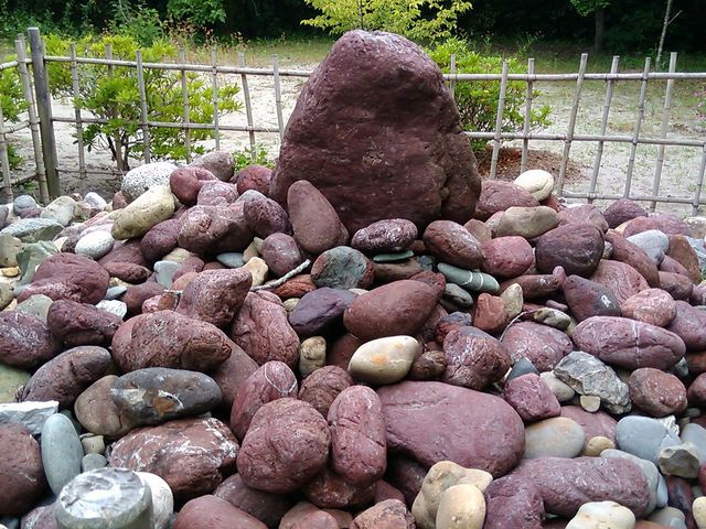 あずき色の小石_晴明塚
