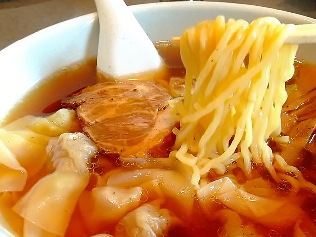 ワンタンメンの麺持ち上げ(麺リフト)_あいちゃく亭