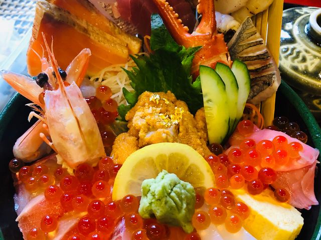 雑誌に載ってたらしい七宝丼!
ご飯も多くてボリューム◎!
これで2000円だったかな?安い!_漁人(ふなと)市場とっとっと