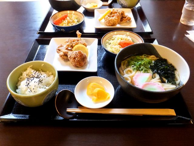 「お亀庵」で一番人気の「うどん定食」。唐揚げも美味い!_曽爾高原温泉 お亀の湯