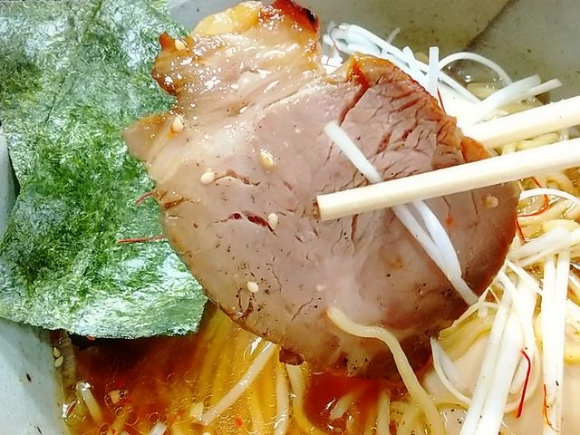 片面を七輪で焼いたチャーシュー。_麺屋 番