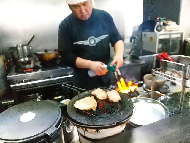 焦がし醤油ラーメンはスープをバーナーで焦がします。七輪には炙りチャーシュー!_麺屋 番