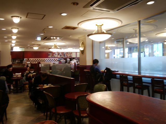 店内は明るく綺麗です。_カフェ・ベローチェ 水道橋店