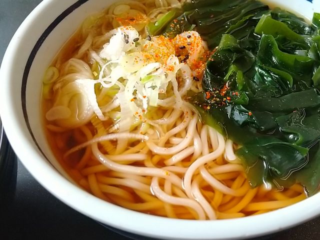 ワカメが嬉しい、かけ蕎麦…_そば処 信濃 東名海老名SA下り店