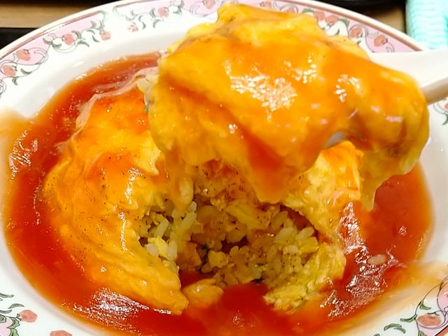 甘酢あんかけの天津飯をレンゲでパクリ!_大阪王将鹿嶋店