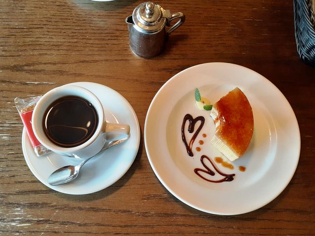 ホットコーヒーのケーキセット(バウムブリュレ)_港屋珈琲 久居店