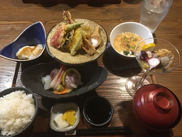茶碗蒸しや、お刺身に天ぷら、最後にはデザートまでついて
豪華なランチでした。_湯宿 鶴水荘