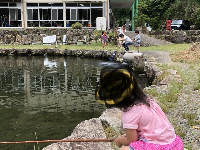 小さい子どもでも楽しめます。マスがたくさん釣れました。_七宗遊園
