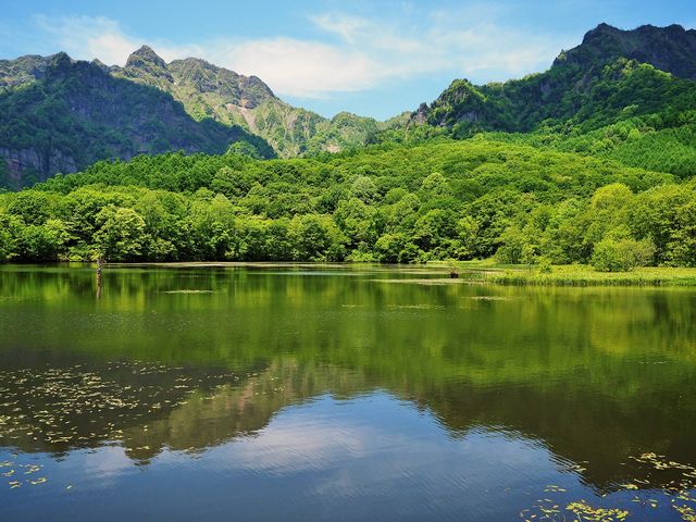 戸隠の鏡池に映る戸隠山_鏡池