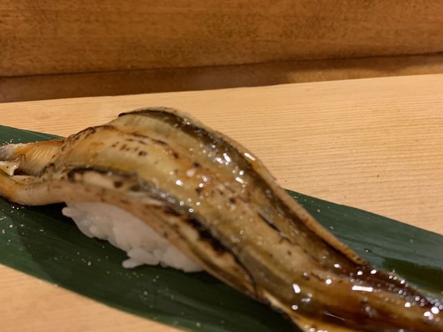 対馬産、穴子のにぎり
身がふっくらとし、しゃりとのバランスがよかった。_みなと寿司