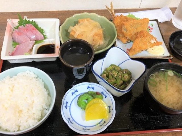 新鮮なヒラソの刺身、骨を抜いたアジのフライ、厚揚げと新玉ねぎの煮物、オクラの和え物、みそ汁に漬物。_山ちゃん